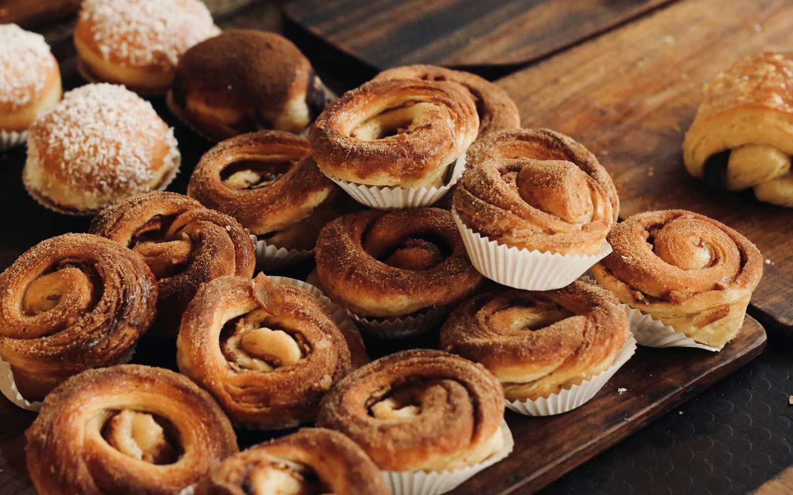 Pães artesanais e doces recém-saídos do forno