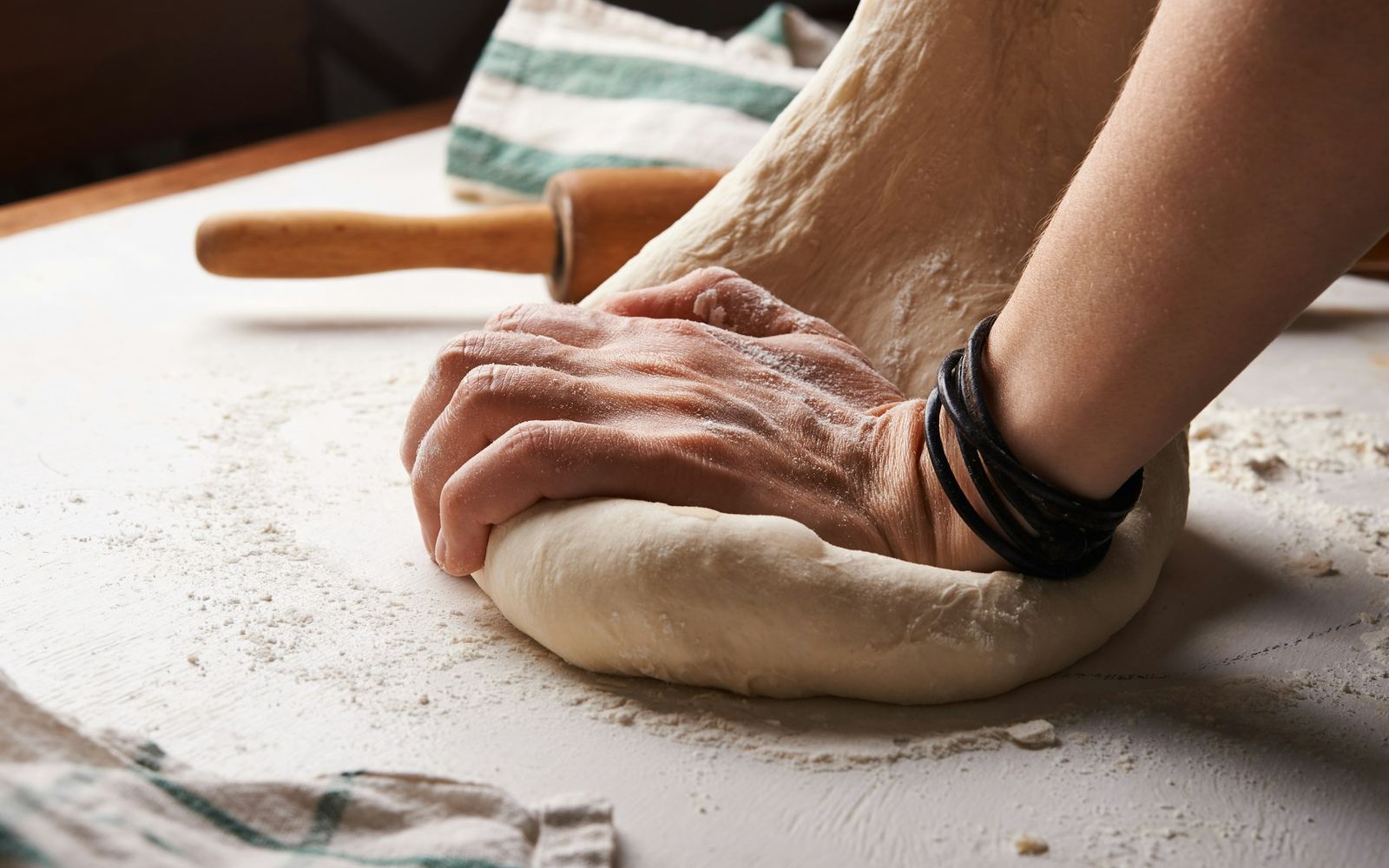 Padeiro sovando massa de pão